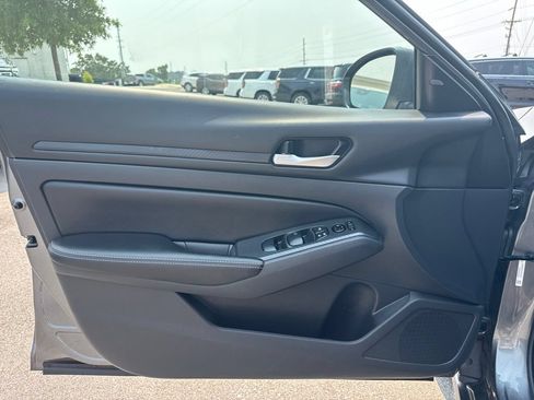 Used 2025 Nissan Altima 2.5 SV FWD image 9