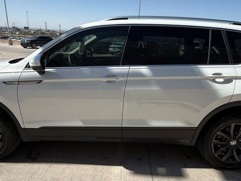 Certified 2024 Volkswagen Tiguan SE w/ Panoramic Sunroof Package FWD image 9