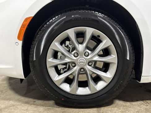New 2026 Chrysler Pacifica Limited FWD image 29