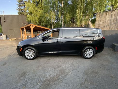 Used 2023 Chrysler Pacifica Touring-L FWD image 3