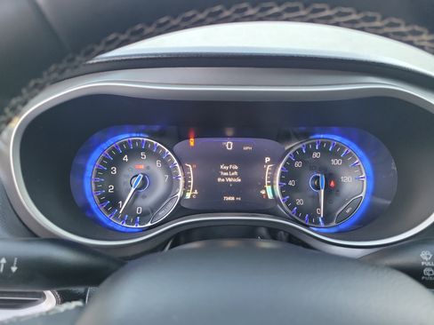 Used 2022 Chrysler Pacifica Touring-L image 9