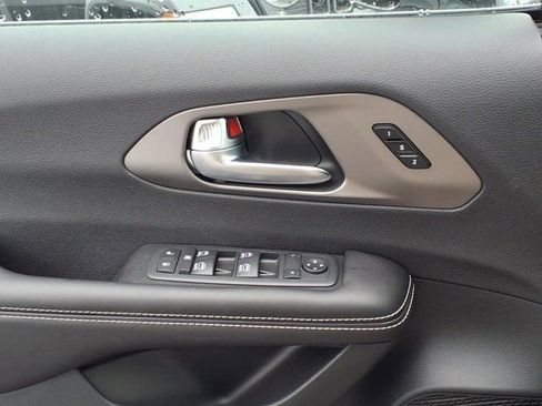 New 2027 Chrysler Pacifica Select AWD/4WD image 14