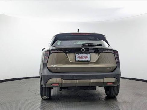Used 2025 Nissan Kicks SV AWD/4WD image 7