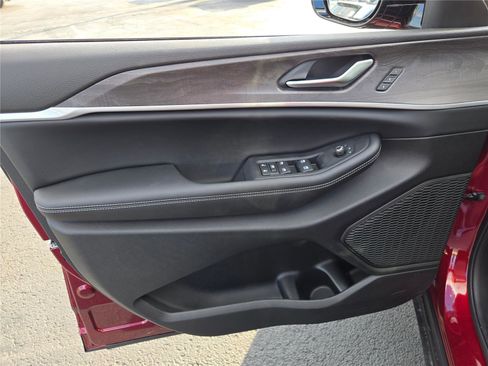 New 2025 Jeep Grand Cherokee Limited w/ Black Appearance Package image 23