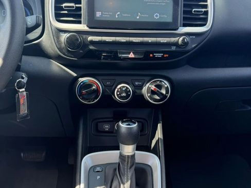 Used 2024 Hyundai Venue SE FWD image 45