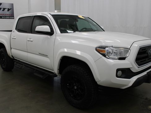 Used 2019 Toyota Tacoma SR5 AWD/4WD image 4