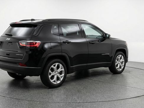 Used 2025 Jeep Compass Latitude AWD/4WD image 9