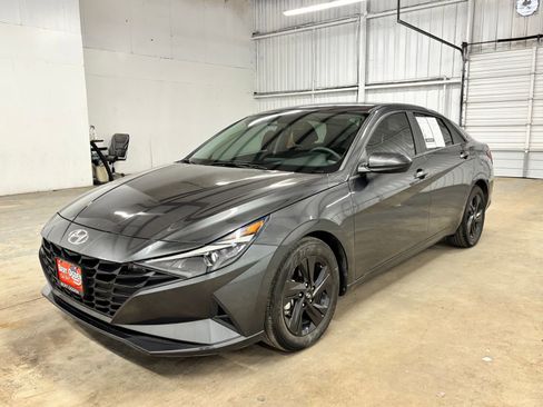 Used 2021 Hyundai Elantra SEL w/ Preferred Accessory Package FWD image 3