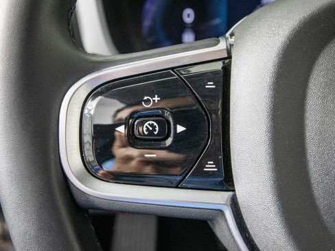 Used 2025 Volvo XC60 B5 Plus image 20