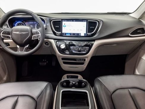 Used 2024 Chrysler Pacifica Touring-L FWD image 29