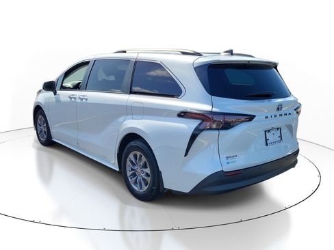 Used 2025 Toyota Sienna XLE FWD image 4