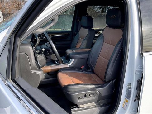 Used 2024 Chevrolet Silverado 3500 High Country w/ Technology Package image 24