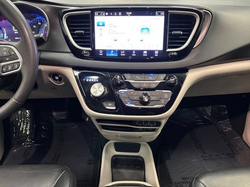 Used 2022 Chrysler Pacifica Touring-L FWD image 12