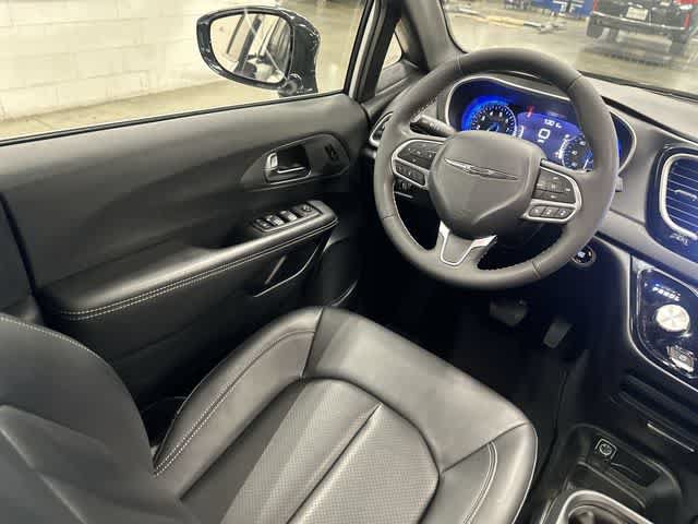 Used 2025 Chrysler Pacifica Select FWD image 12
