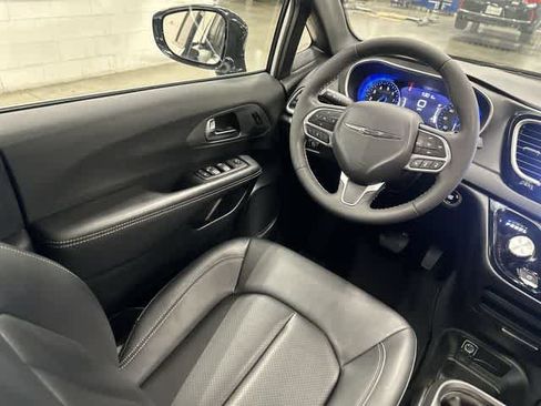 Used 2025 Chrysler Pacifica Select FWD image 12