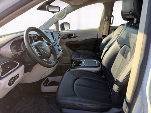 Used 2024 Chrysler Pacifica Touring-L image 9
