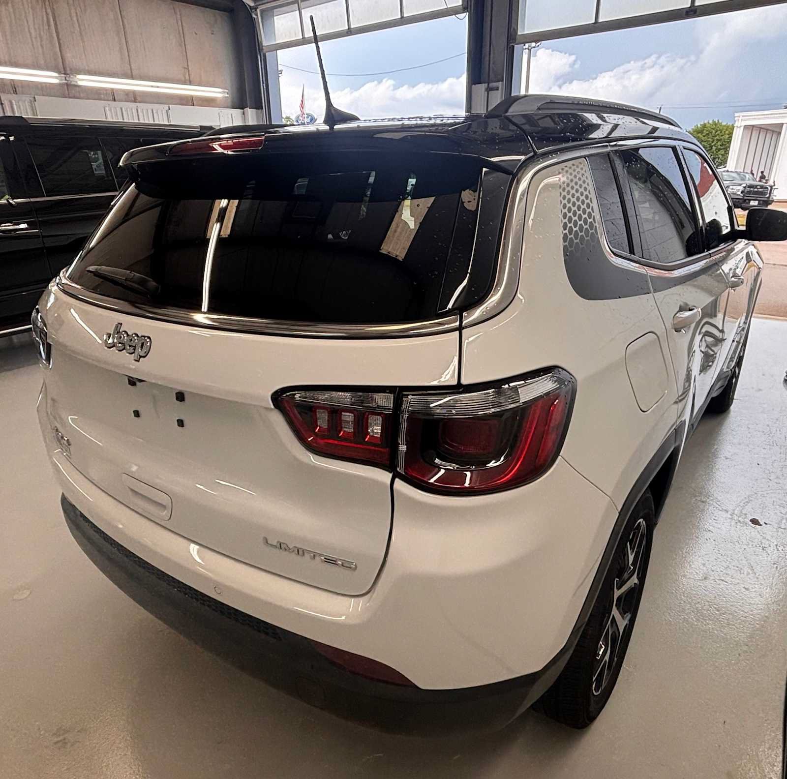 Certified 2024 Jeep Compass Limited w/ Mopar Graphics Package AWD/4WD image 29