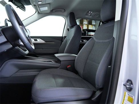 Used 2025 Ford Explorer Active image 17