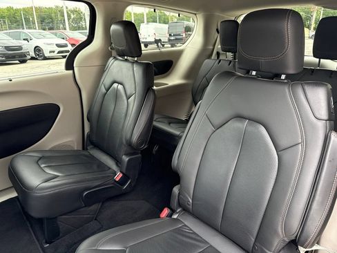 Used 2020 Chrysler Pacifica Touring-L Plus FWD image 45