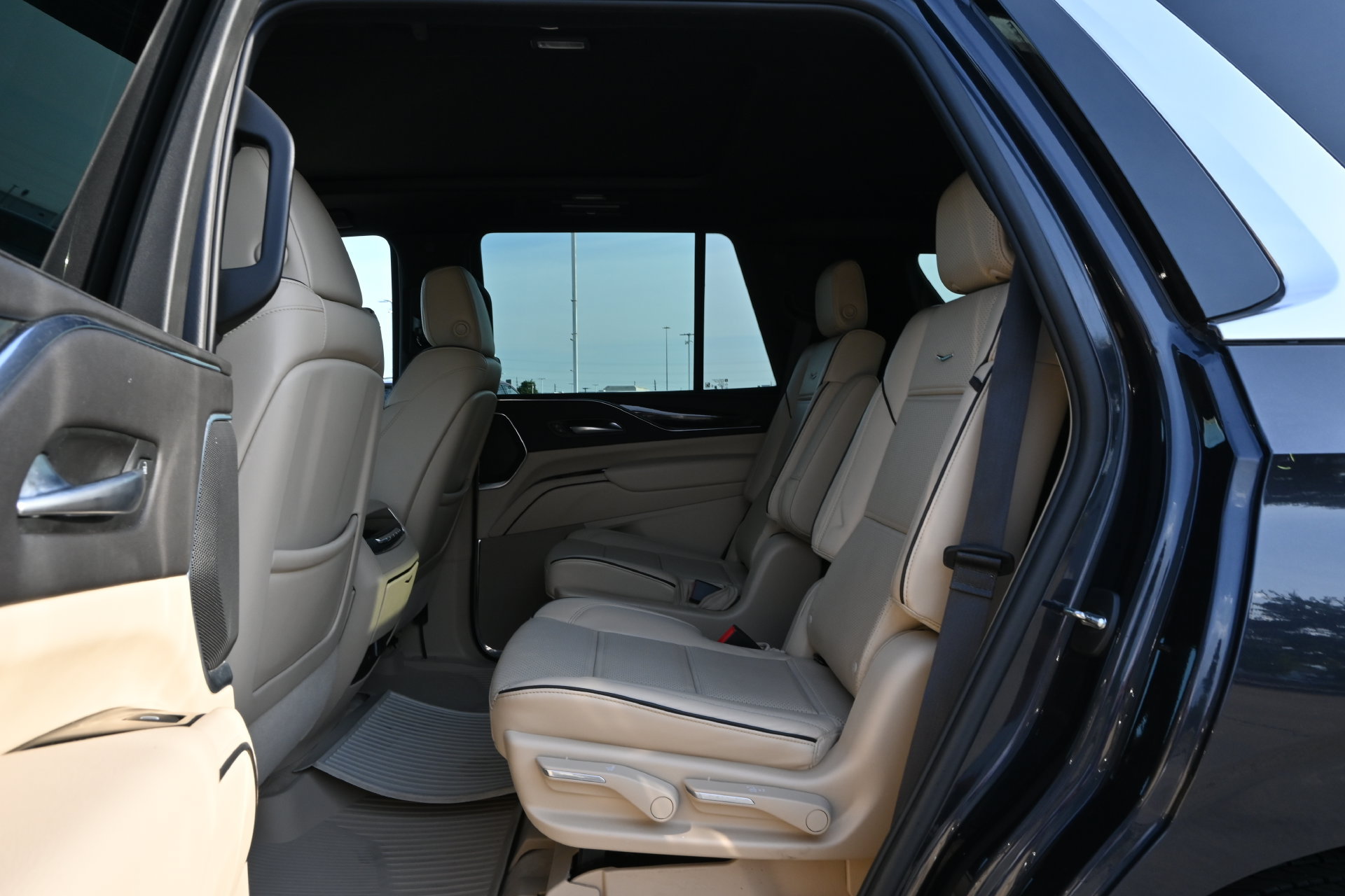 Certified 2023 Cadillac Escalade Premium Luxury w/ Performance Package AWD/4WD image 19