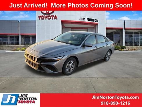 Used 2024 Hyundai Elantra SE image 2