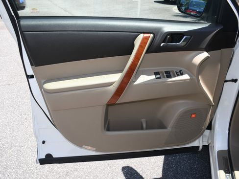 Used 2010 Toyota Highlander Limited AWD/4WD image 10