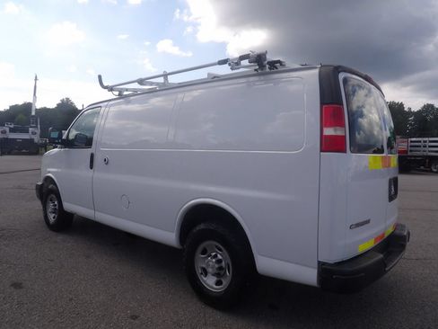 Used 2018 Chevrolet Express 2500 w/ Driver Convenience Package RWD image 4