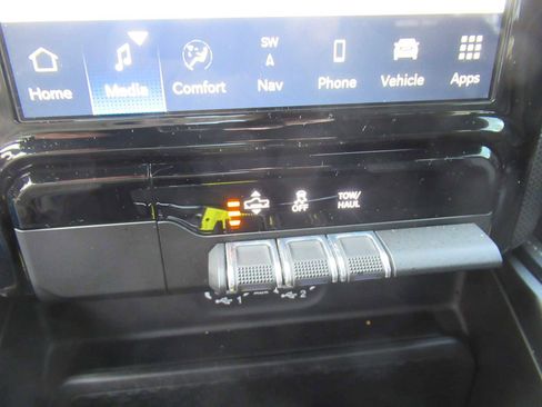 Used 2024 RAM 1500 Limited w/ Body Color Bumper Group image 33