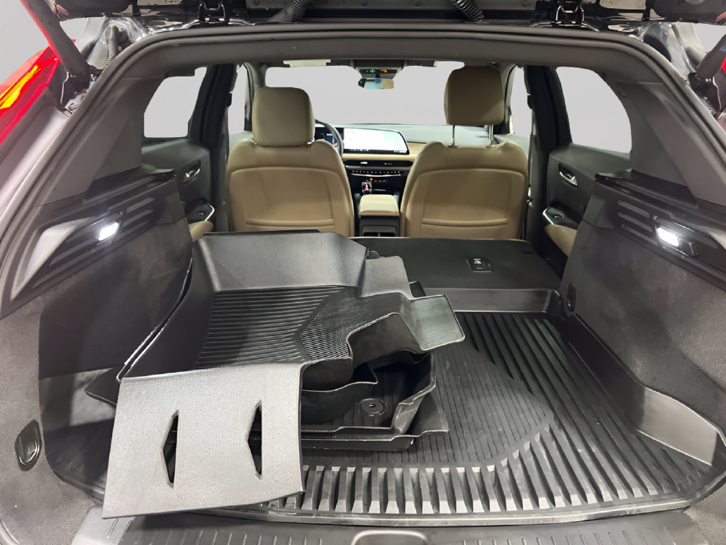 Used 2024 Cadillac XT4 Luxury w/ Cold Weather Package AWD/4WD image 16