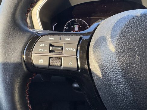 Used 2025 Honda Pilot Sport image 16