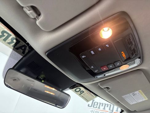 Used 2026 Kia Carnival FWD image 18
