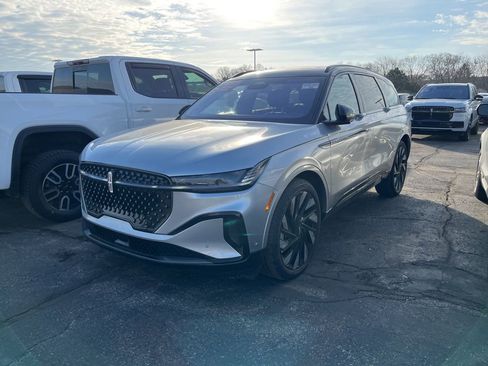 Used 2024 Lincoln Nautilus Reserve w/ Equipment Group 202A image 6