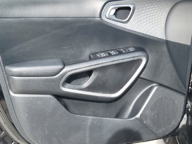Certified 2025 Kia Soul LX w/ LX Technology Package FWD image 10
