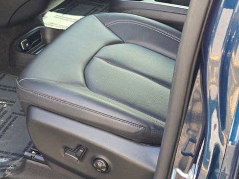 Used 2025 Chrysler Pacifica Select image 23