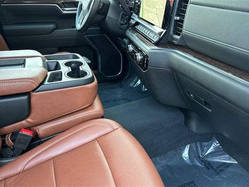 Used 2025 GMC Sierra 1500 Elevation image 19