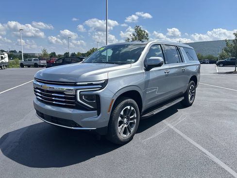 New 2026 Chevrolet Suburban LT w/ Comfort Package AWD/4WD image 3