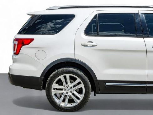 Used 2017 Ford Explorer XLT w/ Equipment Group 202A image 6