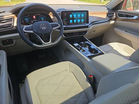 Certified 2024 Volkswagen Atlas SE w/ Panoramic Sunroof Package AWD/4WD image 4