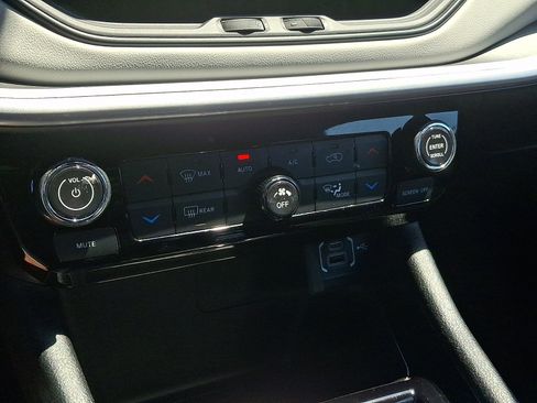Certified 2025 Jeep Compass Limited AWD/4WD image 15
