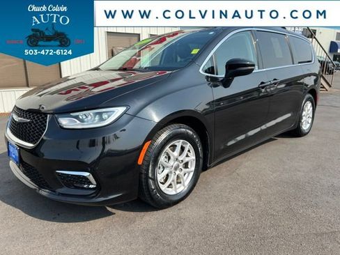 Used 2023 Chrysler Pacifica Touring-L FWD image 2