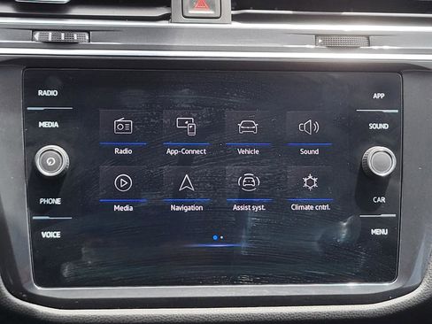 Used 2022 Volkswagen Tiguan SE w/ Panoramic Sunroof Package FWD image 26