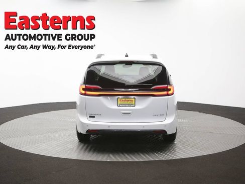 Used 2023 Chrysler Pacifica Limited FWD image 38