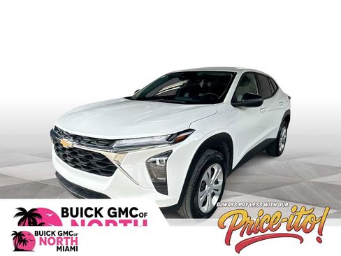 Used 2025 Chevrolet Trax LS FWD image 1