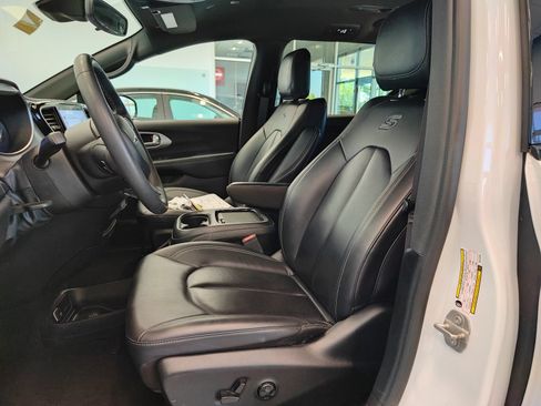 Used 2024 Chrysler Pacifica Limited FWD image 8