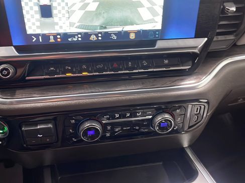 Used 2025 Chevrolet Silverado 1500 LTZ AWD/4WD image 11