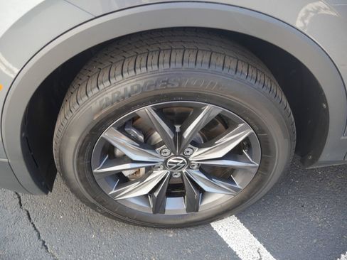Used 2023 Volkswagen Tiguan SE w/ Panoramic Sunroof Package AWD/4WD image 13