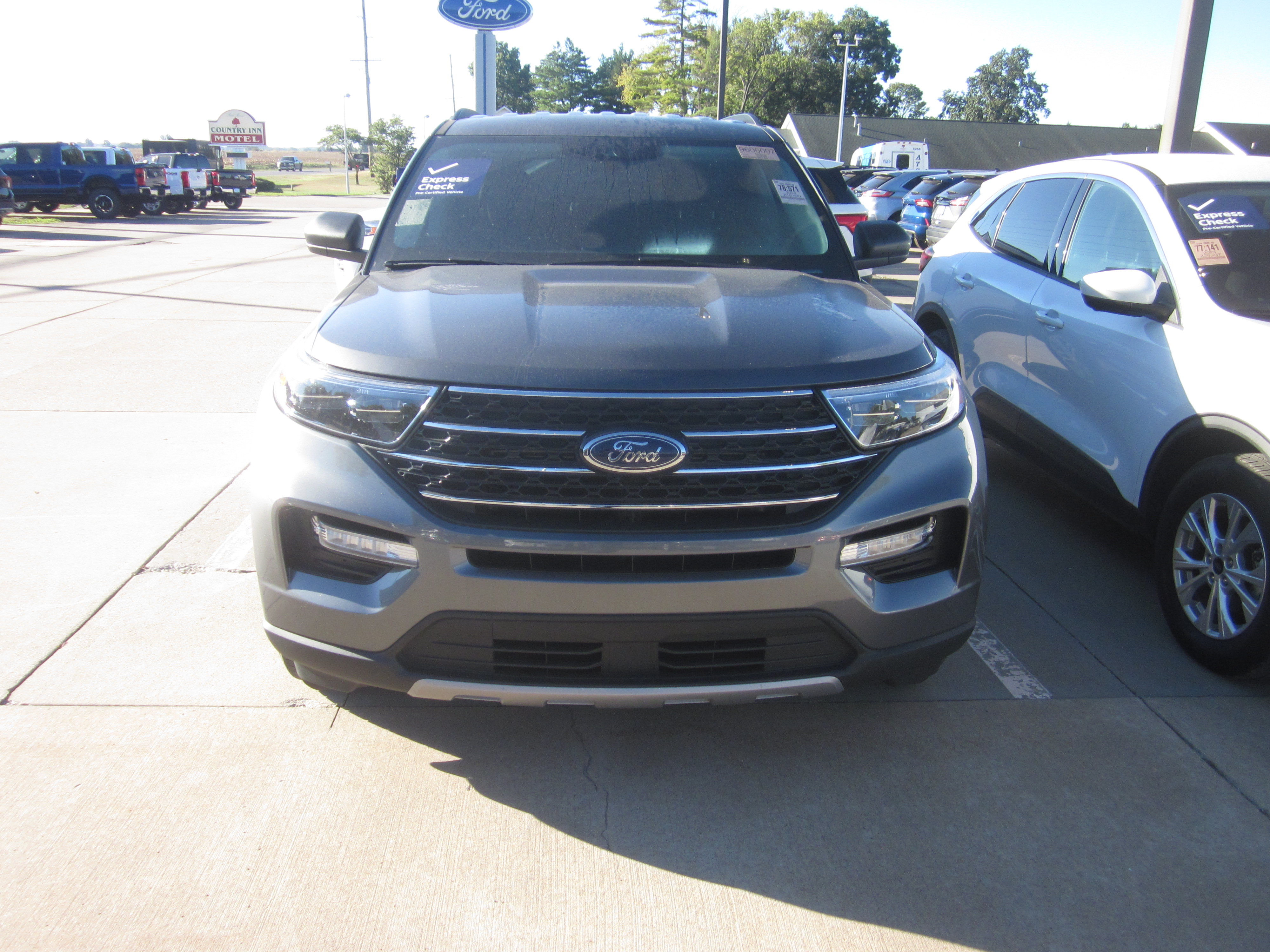 Used 2024 Ford Explorer XLT w/ Equipment Group 202A AWD/4WD image 2