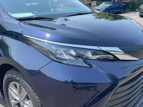 Certified 2025 Toyota Sienna XLE FWD image 12