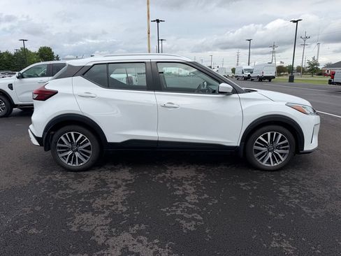 Used 2023 Nissan Kicks SV FWD image 3