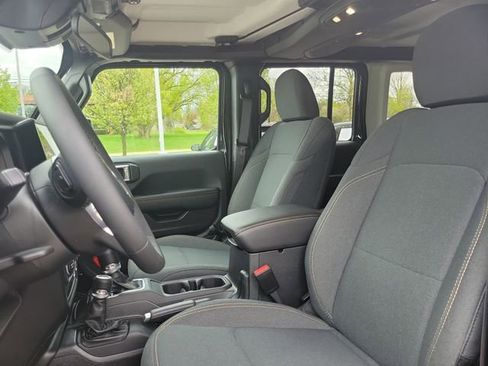 Used 2025 Jeep Wrangler Unlimited Sahara AWD/4WD image 5